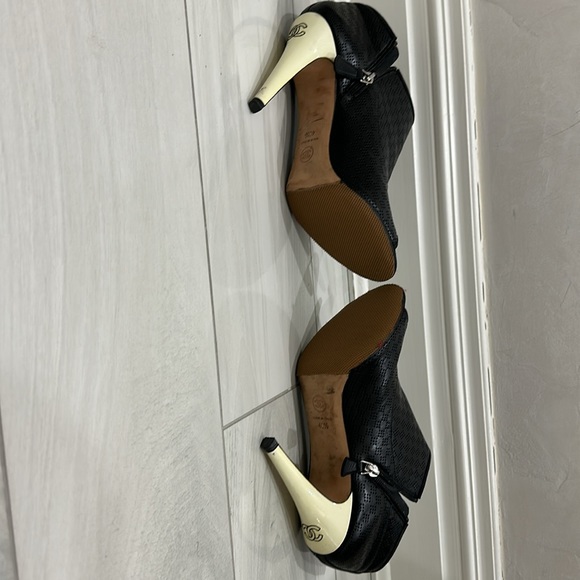 Chanel Booties. Size 40.5. Resoled bottom. No box only dustbag. Final sale - Picture 4 of 4